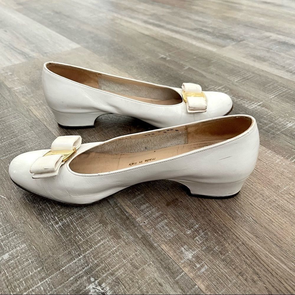 SALVATORE FERRAGAMO white leather shoes with bow detail - Picture 5 of 7